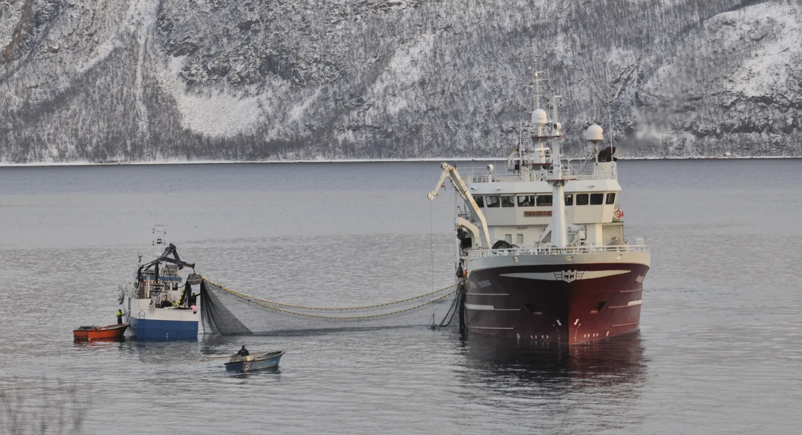 Fiskefartøy i arbeid ved den nordnorske kysten
