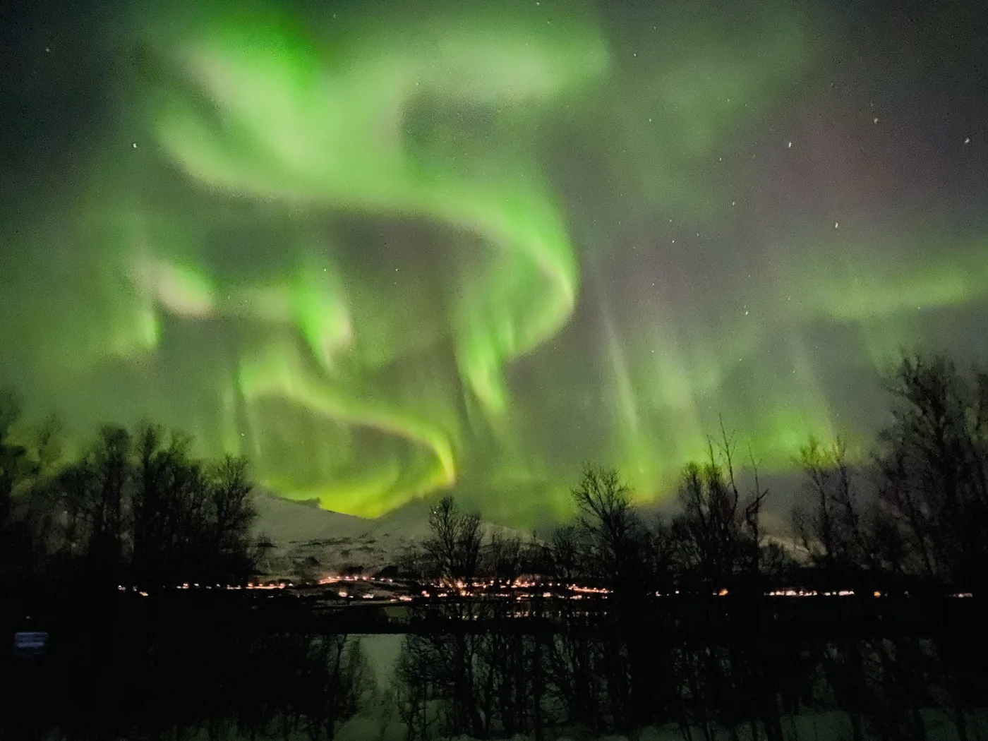 Nordlys over et vinterlandskap i Nord-Norge